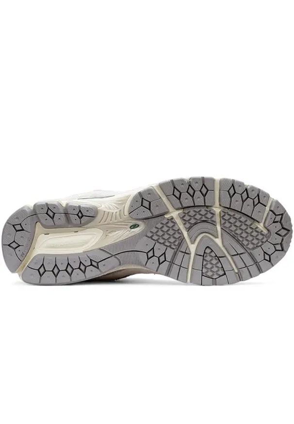 Sneakersy unisex New Balance M2002REK. Okazja: na co dzień, na spacer. Kolor: szary. Materiał: zamsz, skóra. Szerokość cholewki: normalna. Sezon: lato. Sport: turystyka piesza