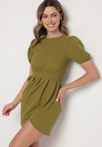 Born2be - Jasnozielona Dopasowana Sukienka Ozdobiona Marszczeniem Iffovia. Okazja: na imprezę. Kolor: zielony. Wzór: aplikacja. Styl: klasyczny, elegancki #1