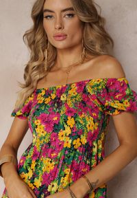 Renee - Fuksjowo-Żółta Wiskozowa Sukienka Midi O Fasonie Hiszpanki w Kwiatowy Print Ambersen. Typ kołnierza: dekolt hiszpanka. Kolor: różowy. Materiał: wiskoza. Wzór: kwiaty, nadruk. Długość: midi