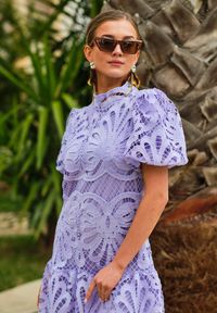 Renee - Fioletowa Sukienka Amathinna. Typ kołnierza: kołnierzyk stójkowy. Kolor: fioletowy. Materiał: koronka, tkanina. Wzór: jednolity, ażurowy, aplikacja, koronka. Sezon: lato. Styl: retro, wizytowy. Długość: mini