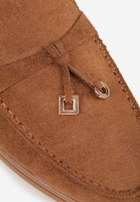 Born2be - Jasnobrązowe Lekkie Mokasyny VICES z Metalowymi Ozdobami i Skórzaną Wkladką Adrialee. Nosek buta: okrągły. Kolor: brązowy. Materiał: skóra. Wzór: aplikacja. Obcas: na obcasie. Styl: klasyczny. Wysokość obcasa: niski #4