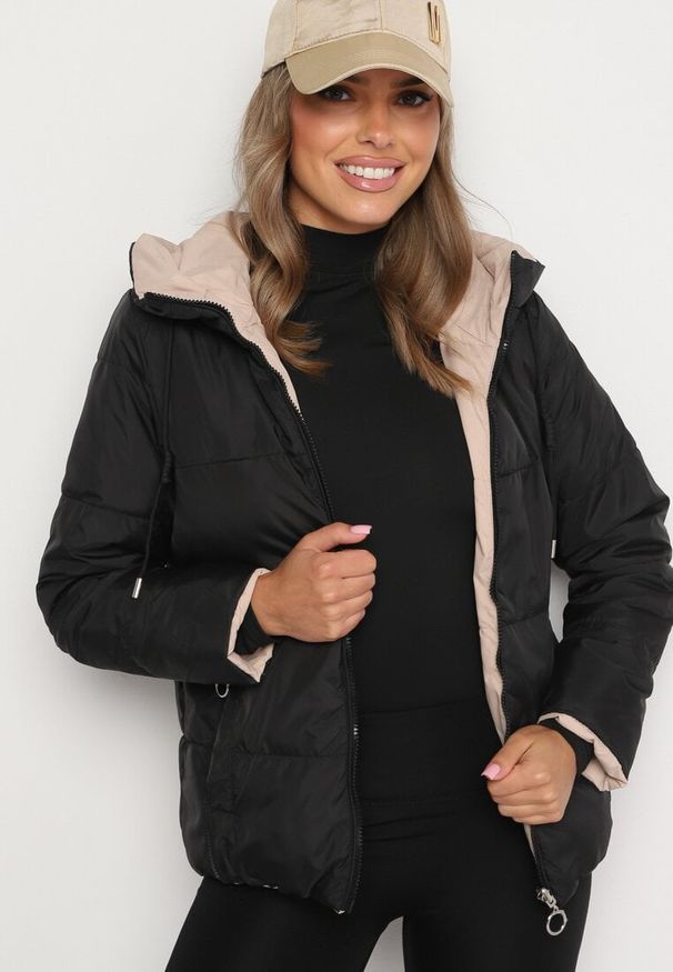 Born2be - Ciemnobeżowa Dwustronna Kurtka Pikowana Ozdobiona Sznurkami Mivvena. Okazja: na co dzień. Kolor: beżowy. Materiał: jeans. Długość rękawa: długi rękaw. Długość: długie. Wzór: aplikacja. Styl: casual