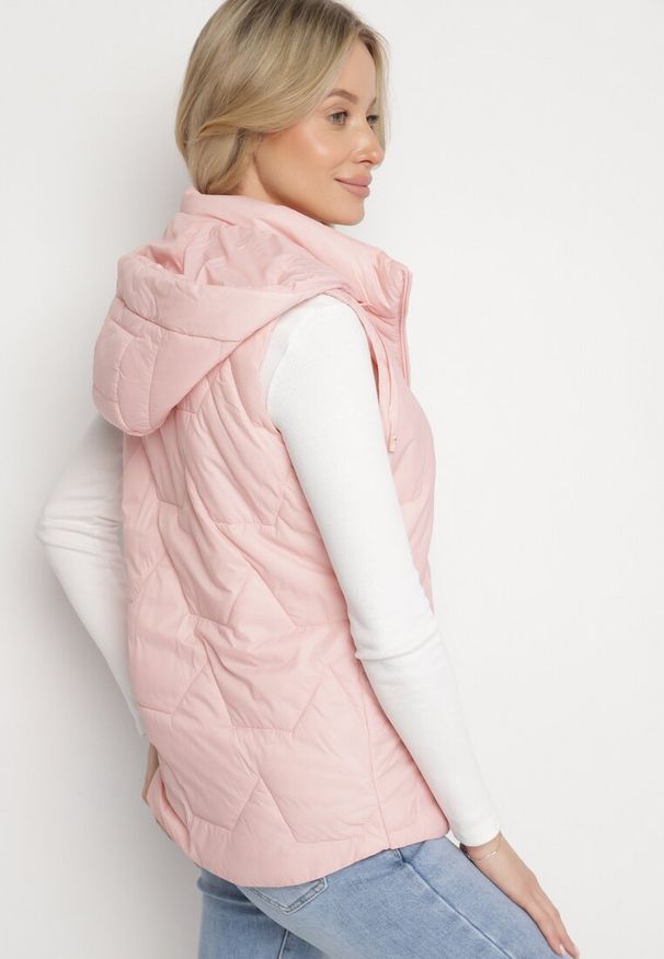 Born2be - Różowa Kamizelka z Geometrycznym Pikowaniem i Kapturem Koridi. Okazja: na co dzień, na spacer. Kolor: różowy. Materiał: jeans. Wzór: geometria. Styl: casual, sportowy, klasyczny