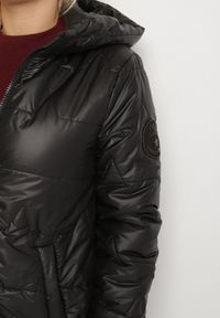 Born2be - Czarna Przejściowa Kurtka z Pikowanymi Przeszyciami Fesinoa. Okazja: na co dzień, na spacer. Typ kołnierza: kaptur. Kolekcja: plus size. Kolor: czarny. Materiał: jeans. Styl: casual #4