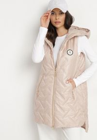 Born2be - Różowa Pikowana Kamizelka z Kapturem i Ozdobną Naszywką Liselilia. Okazja: na co dzień. Typ kołnierza: kaptur. Kolor: różowy. Materiał: jeans. Wzór: aplikacja. Styl: elegancki, casual, sportowy #5