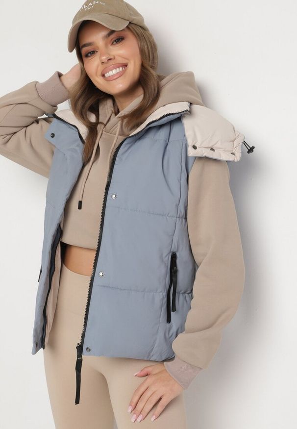 Born2be - Niebieska Kamizelka Dwustronna z Kapturem i Pikowanymi Przeszyciami Dolothis. Okazja: na spacer, na co dzień. Typ kołnierza: kaptur. Kolor: niebieski. Materiał: jeans. Wzór: gładki. Styl: elegancki, casual