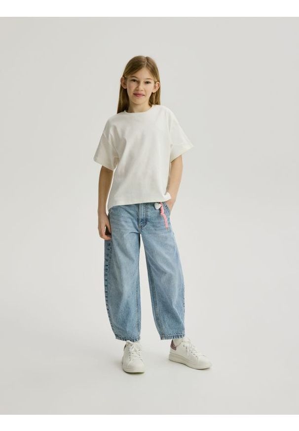 Reserved - Jeansy skater z brelokiem - niebieski. Kolor: niebieski