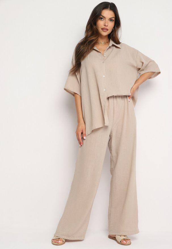 Born2be - Ciemnobeżowy Komplet 2-Częściowy Koszula o Luźnym Kroju Szerokie Spodnie z Gumką w Talii Vimitha. Kolor: beżowy. Materiał: materiał. Wzór: aplikacja