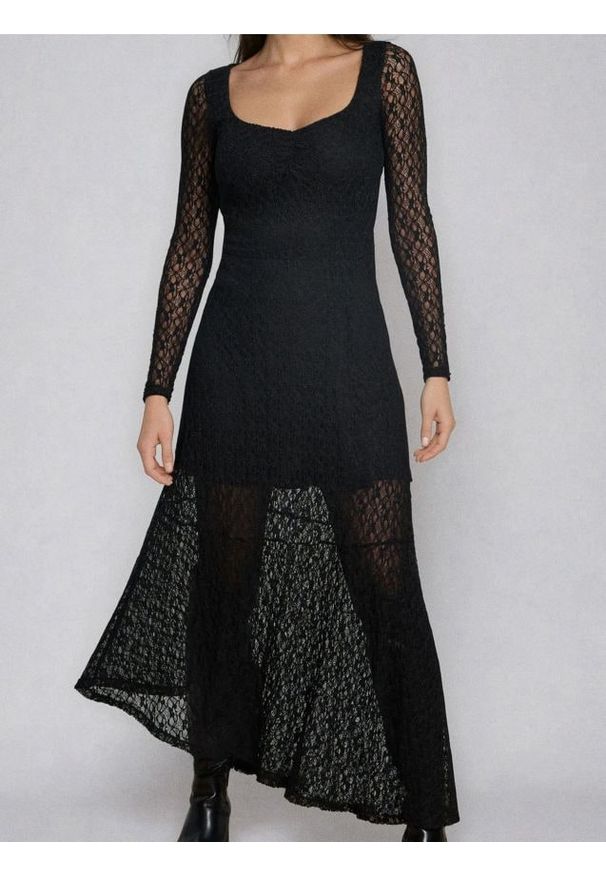 Sinsay - Koronkowa sukienka z asymetrycznym dołem - czarny. Kolor: czarny. Materiał: koronka. Typ sukienki: asymetryczne