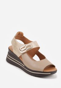 Born2be - Beżowe Sandały ze Skóry Naturalnej na Koturnie z Metaliczną Ozdobą i Cyrkoniami Charevera. Okazja: na co dzień. Zapięcie: rzepy. Kolor: beżowy. Materiał: skóra. Wzór: aplikacja. Obcas: na koturnie. Styl: elegancki, casual #3