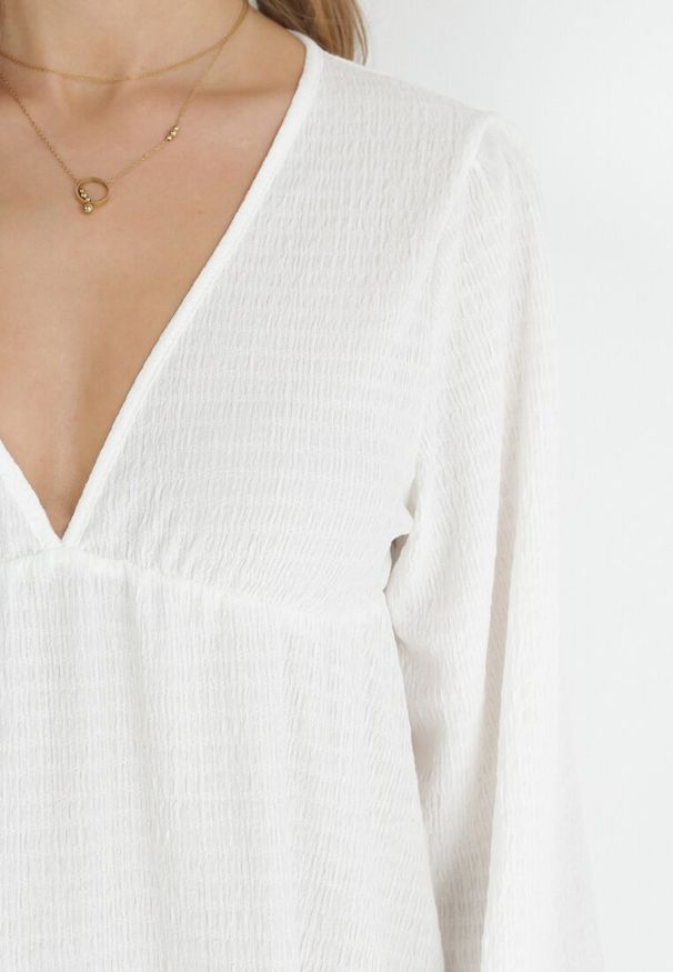 Born2be - Biała Sukienka z Głębokim Dekoltem i Gumką w Pasie Lisia. Kolor: biały