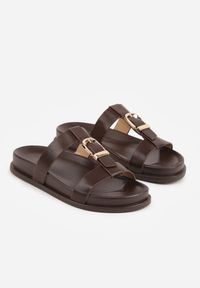 Renee - Ciemnobrązowe Klapki Ozdobione Paskiem z Metaliczną Klamrą Kellyss. Okazja: na spacer, na co dzień. Kolor: brązowy. Materiał: jeans. Wzór: aplikacja. Sezon: wiosna. Styl: casual #8