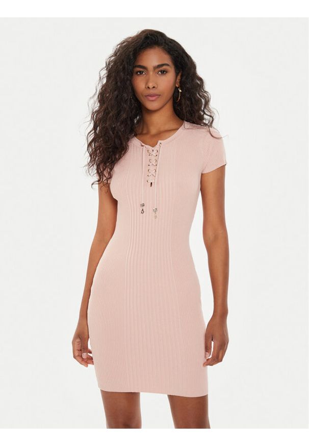 Guess Sukienka dzianinowa W4YK06 Z2V62 Różowy Bodycon Fit. Kolor: różowy. Materiał: wiskoza. Typ sukienki: bodycon