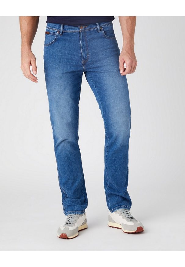 Wrangler - WRANGLER TEXAS SLIM MĘSKIE SPODNIE JENASOWE FLANKER BLUE W12SKG26J