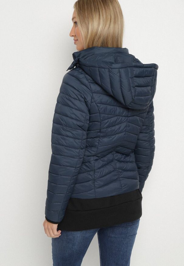 Born2be - Granatowa Pikowana Kurtka Przejściowa z Kapturem Suritta. Okazja: na co dzień. Typ kołnierza: kaptur. Kolor: niebieski. Materiał: jeans. Styl: klasyczny, casual, sportowy