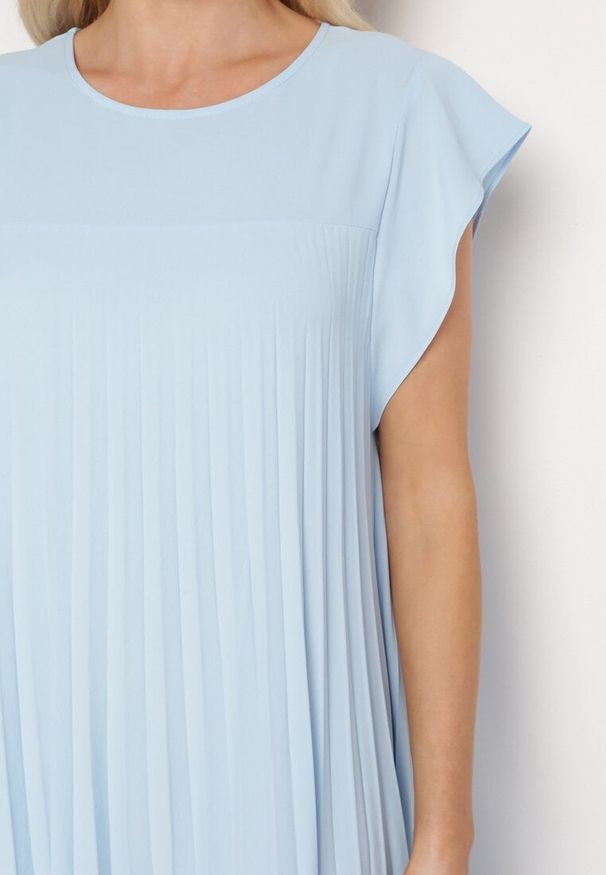 Born2be - Niebieska Plisowana Sukienka z Krótkim Rękawem Nlea. Kolor: niebieski. Długość rękawa: krótki rękaw