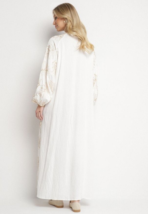 Born2be - Biała Wiskozowa Sukienka z Metaliczną Nicią i Haftami Norvezira. Okazja: na spacer, na co dzień. Typ kołnierza: dekolt w serek. Kolor: biały. Materiał: wiskoza. Długość rękawa: długi rękaw. Wzór: haft. Typ sukienki: proste. Styl: casual, elegancki