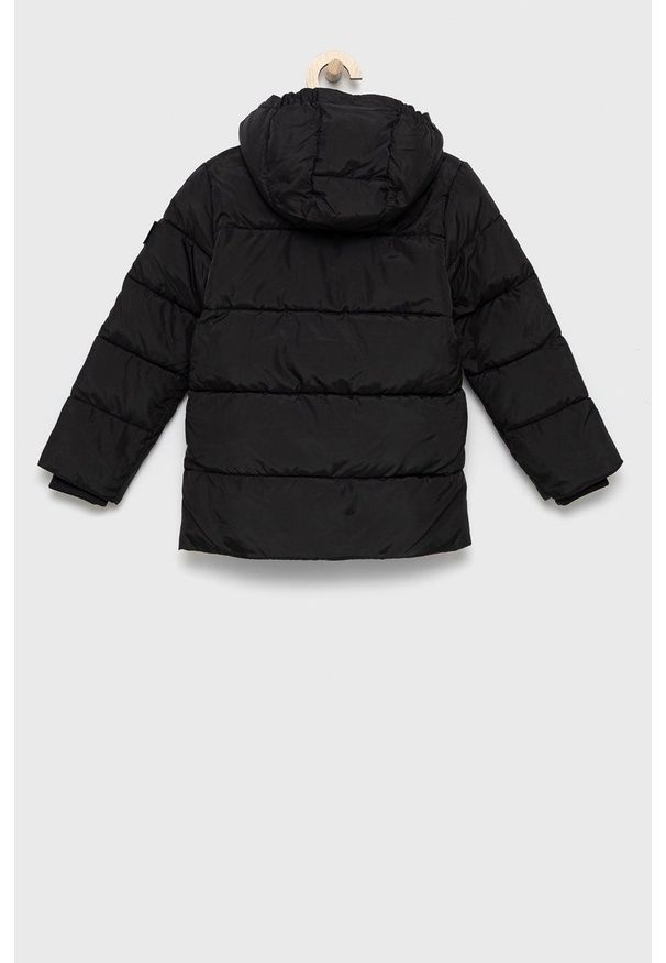 Calvin Klein Jeans kurtka dziecięca kolor czarny. Okazja: na co dzień. Typ kołnierza: kaptur. Kolor: czarny. Materiał: tkanina. Wzór: gładki. Styl: casual