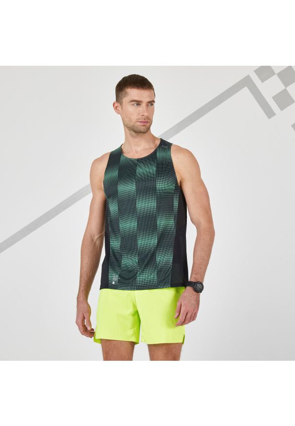KIPRUN - Koszulka do biegania bez rękawów męska Kiprun Light. Kolor: czarny. Materiał: elastan, poliamid, poliester, materiał. Długość rękawa: bez rękawów. Sport: fitness