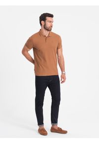 Ombre Clothing - Męska koszulka polo jednokolorowa BASIC z dzianiny pique - brązowa V23. Okazja: na co dzień. Typ kołnierza: polo. Kolor: brązowy. Materiał: dzianina. Wzór: haft, aplikacja, jednolity. Styl: sportowy, wizytowy, casual #9