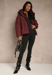 Renee - Bordowa Pikowana Kurtka o Fasonie Oversize z Kapturem Galadea. Okazja: na co dzień. Typ kołnierza: kaptur. Kolor: czerwony. Materiał: jeans, poliester, dzianina. Wzór: aplikacja. Sezon: zima. Styl: casual