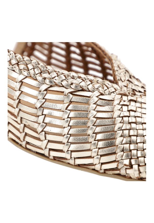 Hot Potatoes by Gioseppo - Czółenka damskie Gioseppo, lekka konstrukcja odkryta pięta elastyczny pasek z tyłu niski stabilny obcas pleciona cholewka smukły nosek, platinum, 792. Okazja: do pracy, na imprezę. Zapięcie: pasek. Kolor: srebrny. Szerokość cholewki: normalna. Sezon: wiosna, lato. Obcas: na obcasie. Styl: elegancki. Wysokość obcasa: niski