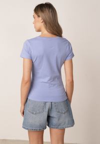 Born2be - Niebieski T-shirt Perirea. Okazja: do domu, na co dzień. Kolor: niebieski. Materiał: dzianina. Długość rękawa: krótki rękaw. Długość: krótkie. Wzór: jednolity, gładki. Styl: sportowy, casual #7