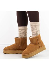 Camelowe skórzane ciepłe zimowe mukluki, eskimoski T.Sokolski 531. Okazja: na spacer, na co dzień. Nosek buta: okrągły. Materiał: zamsz, skóra. Szerokość cholewki: normalna. Sezon: zima. Obcas: na platformie. Styl: elegancki, casual, klasyczny #1