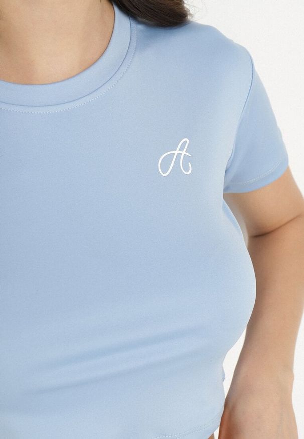 Born2be - Jasnoniebieski T-shirt Crop Top Ozdobiony Literką Koliviela. Okazja: na co dzień. Kolor: niebieski. Materiał: jeans. Długość: krótkie. Wzór: aplikacja. Styl: elegancki, casual