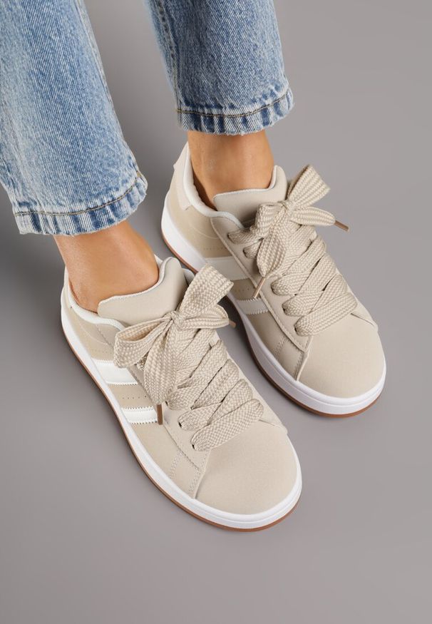 Born2be - Beżowo-Białe Sneakersy z Ozdobnymi Naszywkami z Boku Galdexis. Okazja: na co dzień, na spacer. Kolor: beżowy. Wzór: aplikacja. Sport: turystyka piesza