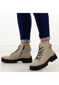 POTOCKI - Khaki khpu botki damskie na traperze Potocki 19317. Okazja: na co dzień. Nosek buta: okrągły. Kolor: brązowy. Materiał: skóra. Sezon: zima, jesień. Styl: klasyczny, casual, elegancki