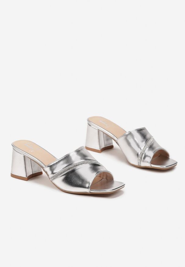 Born2be - Srebrne Klapki na Słupku z Szerokim Paskiem Ozdobionym Cyrkoniami Hileria. Kolor: srebrny. Wzór: aplikacja. Obcas: na słupku