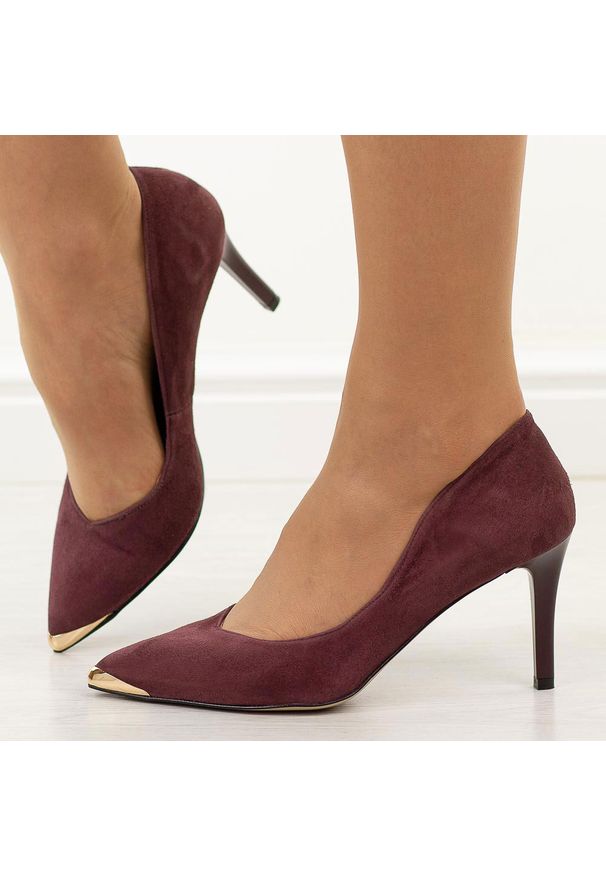 Śliwka zamsz skórzane Polskie szpilki damskie Prestige 2241. Okazja: na spotkanie biznesowe, na ślub cywilny, na wesele, na imprezę. Kolor: fioletowy. Materiał: zamsz, skóra. Szerokość cholewki: normalna. Obcas: na szpilce. Styl: biznesowy, elegancki, klasyczny, wizytowy. Wysokość obcasa: średni