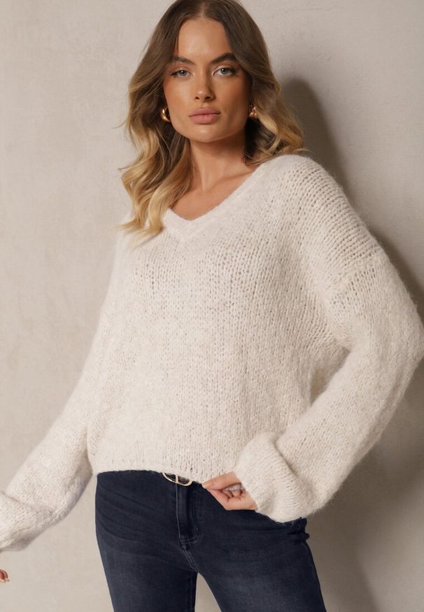 Renee - Jasnobeżowy Sweter z Dodatkiem Wełny i Szerokimi Rękawami Inathira. Okazja: na co dzień. Kolor: beżowy. Materiał: wełna. Sezon: jesień, zima. Styl: klasyczny, elegancki, casual