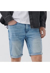 Cropp - Jasnoniebieskie szorty skinny - Niebieski. Kolor: niebieski. Materiał: tkanina, jeans, bawełna. Długość: krótkie #1