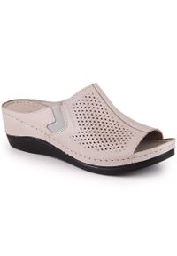 Skórzane klapki damskie na koturnie z gumką T.Sokolski L26-157. Materiał: skóra. Obcas: na koturnie #1