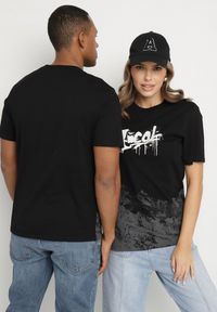 Born2be - Czarna Koszulka z Bawełny z Nadrukiem w Streetwearowym Stylu Meponia. Okazja: na co dzień. Kolor: czarny. Materiał: bawełna. Wzór: nadruk. Styl: klasyczny, casual #5
