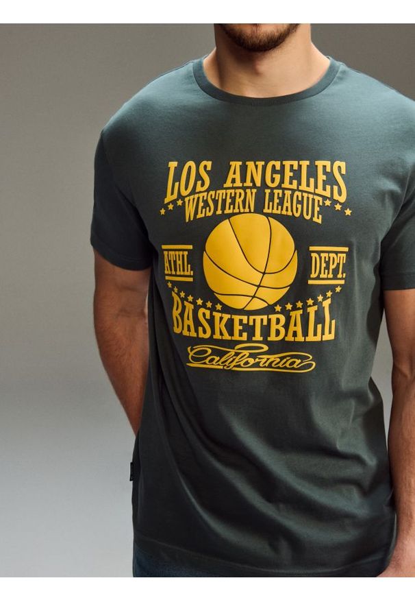 Sinsay - Bawełniana koszulka z nadrukiem - zielony. Kolor: zielony. Materiał: bawełna. Wzór: nadruk