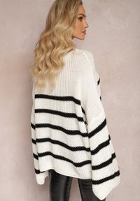 Renee - Biały Sweter z Dzianiny w Paski z Obszernymi Rękawami Gotara. Kolor: biały. Materiał: dzianina. Wzór: paski