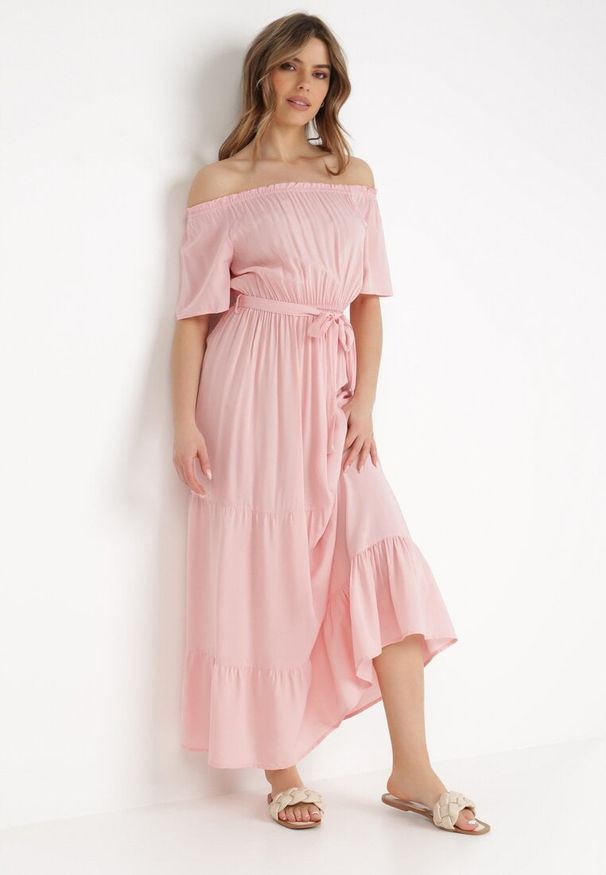 Born2be - Jasnoróżowa Sukienka z Wiskozy Telephanassa. Typ kołnierza: dekolt hiszpanka. Kolor: różowy. Materiał: wiskoza. Długość rękawa: krótki rękaw. Wzór: gładki. Typ sukienki: rozkloszowane. Długość: maxi