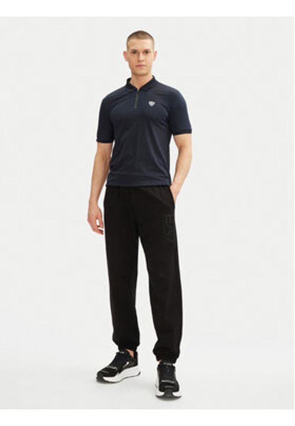 EA7 Emporio Armani Polo 8NPF13 PJRGZ 1562 Granatowy Regular Fit. Typ kołnierza: polo. Kolor: niebieski. Materiał: wiskoza, syntetyk