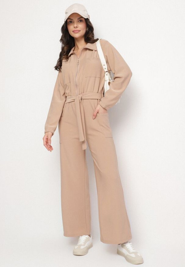 Born2be - Jasnobeżowy Kombinezon z Gumką i Wiązaniem w Talii z Szerokimi Nogawkami Creza. Okazja: na co dzień. Kolor: beżowy. Materiał: tkanina. Styl: casual