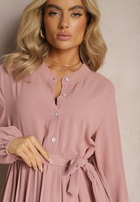Renee - Ciemnoróżowa Rozkloszowana Sukienka Maxi Plisowana Wiązana w Pasie Terilla. Kolor: różowy. Materiał: materiał. Typ sukienki: koszulowe. Długość: maxi #5