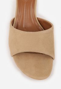 Renee - Beżowe Klapki VICES na Obcasie Typu Kaczuszka z Imitacji Drewna Sacredgem. Okazja: do pracy. Kolor: beżowy. Materiał: jeans. Obcas: na obcasie. Wysokość obcasa: średni #9