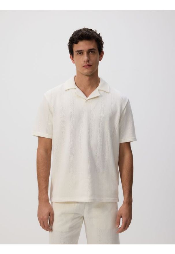 Reserved - Strukturalne polo comfort fit - złamana biel. Typ kołnierza: polo. Materiał: bawełna, dzianina