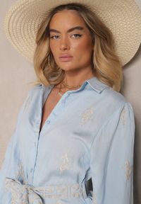 Renee - Niebieska Koszulowa Sukienka w Stylu Szmizjerki z Wiskozy Wiązana w Talii Telaniwena. Okazja: na co dzień. Kolor: niebieski. Materiał: wiskoza. Wzór: haft, aplikacja. Typ sukienki: koszulowe, szmizjerki. Styl: klasyczny, casual