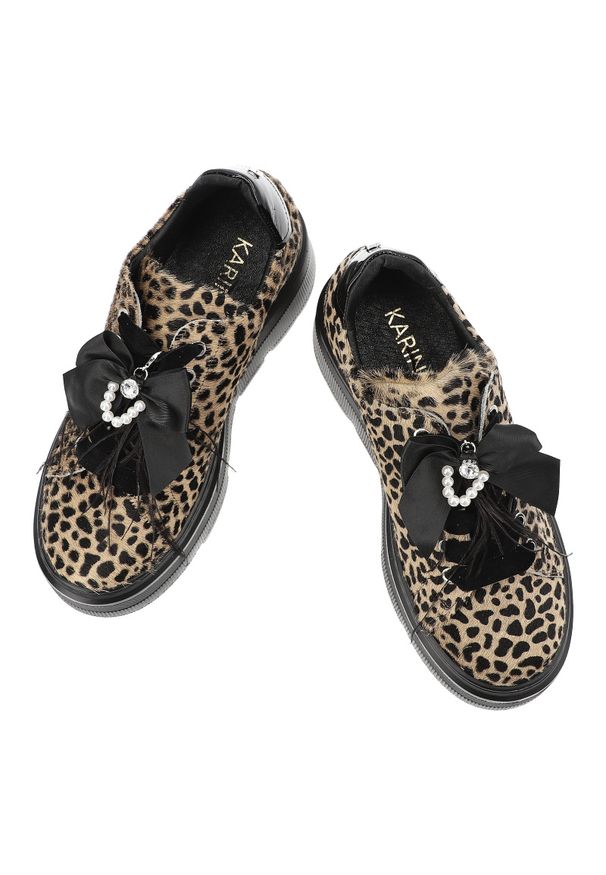 Sneakersy damskie Karino, skórzane w panterkę na wysokiej platformie z kokardą z okrągłym noskiem, beżowo-czarne naplak, 5726-043-P. Okazja: na co dzień. Nosek buta: okrągły. Kolor: czarny. Materiał: skóra. Wzór: motyw zwierzęcy. Obcas: na platformie. Styl: casual