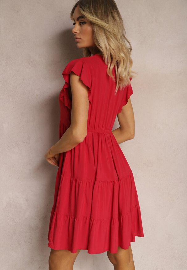 Renee - Czerwona Sukienka Anileia. Typ kołnierza: kołnierz z falbankami. Kolor: czerwony. Materiał: koronka. Długość rękawa: krótki rękaw. Długość: mini