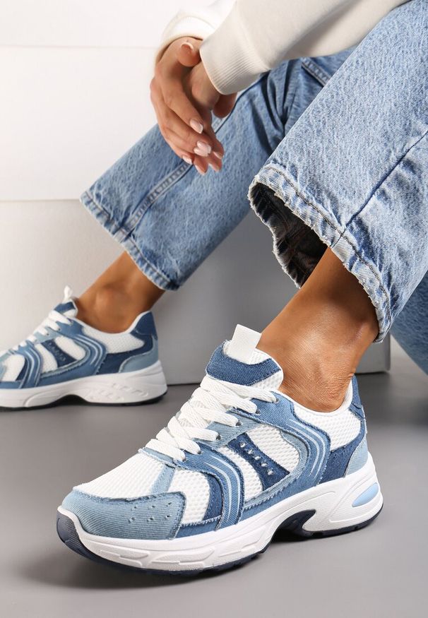 Renee - Niebiesko-Białe Sneakersy Ozdobione Przeszyciami i Tłoczeniem na Podeszwie Ferfiana. Kolor: niebieski. Wzór: aplikacja