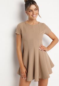 Born2be - Ciemnobeżowa Rozkloszowana Sukienka z Krótkim Rękawem i Ozdobnymi Przeszyciami Meporea. Okazja: na co dzień. Kolor: beżowy. Długość rękawa: krótki rękaw. Styl: klasyczny, casual, elegancki #1